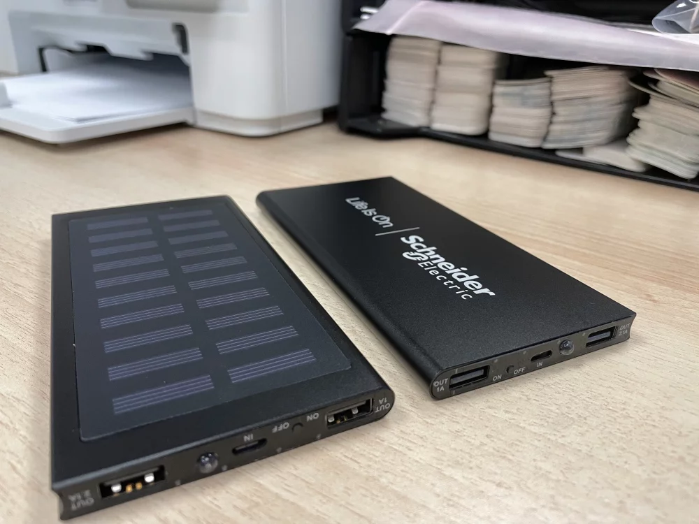 Dual Charging High Capacity Solar Charger w/Flashlight