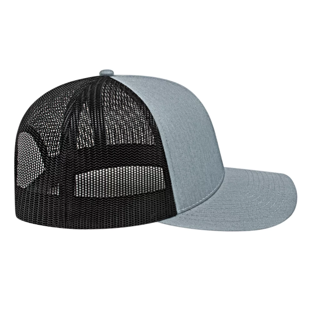 Casquette de camionneur en poly/coton avec filet à l'arrière.
