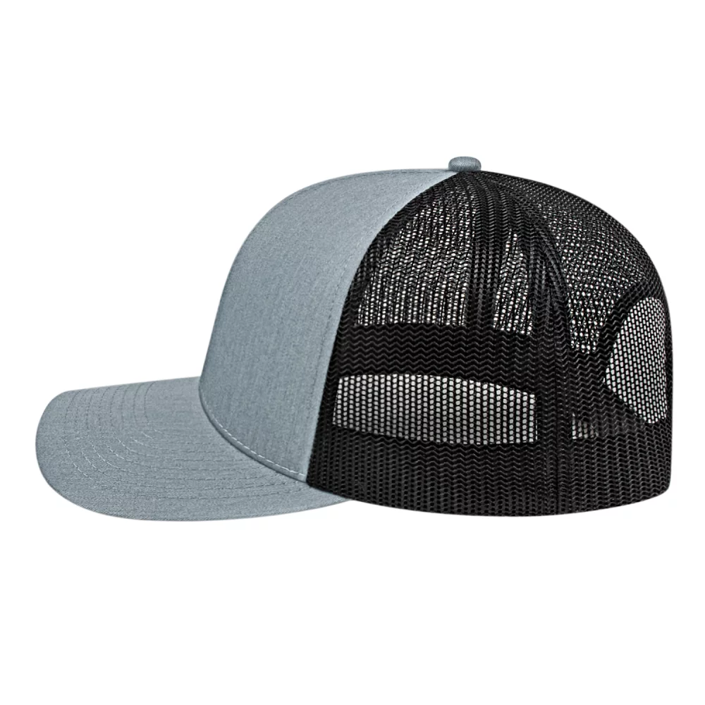 Casquette de camionneur en poly/coton avec filet à l'arrière.