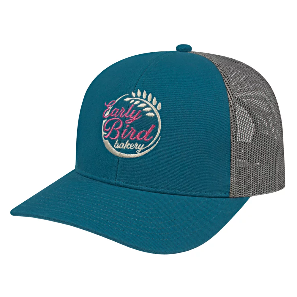 Casquette de camionneur en poly/coton avec filet à l'arrière.