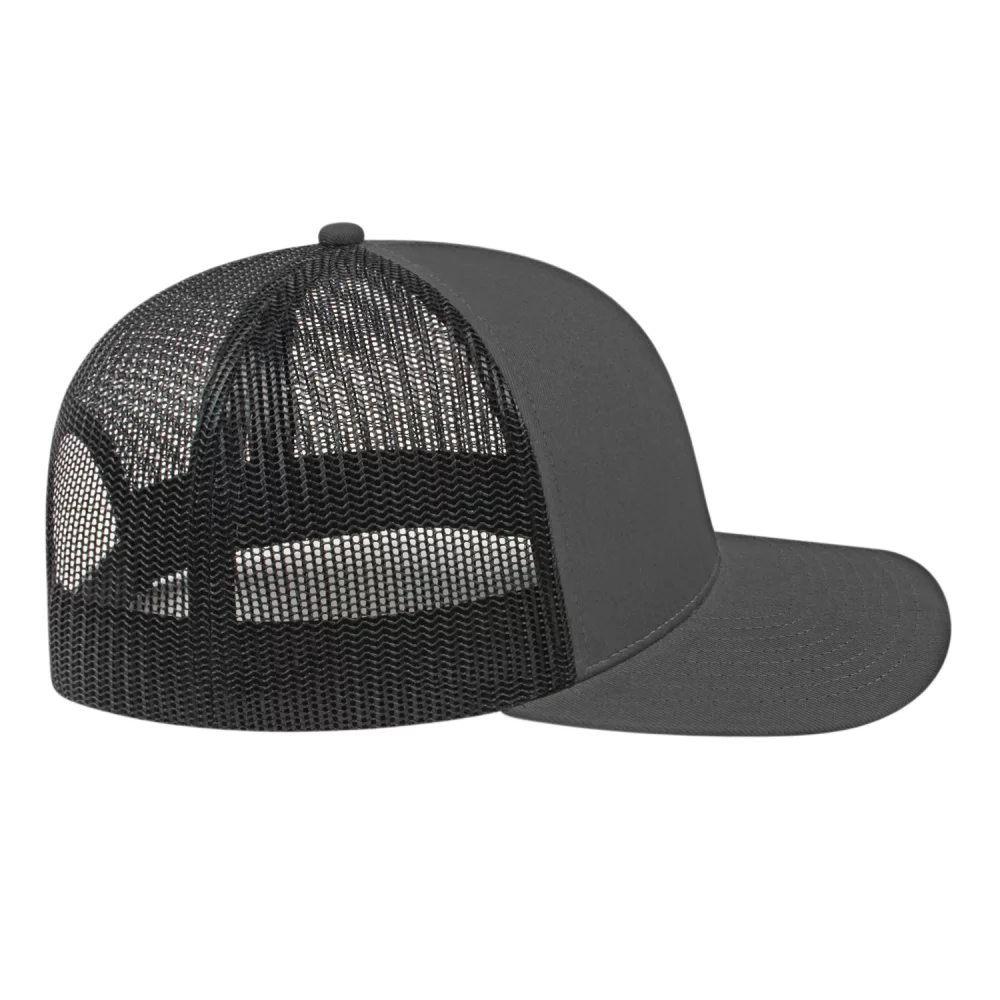 Casquette de camionneur en poly/coton avec filet à l'arrière.