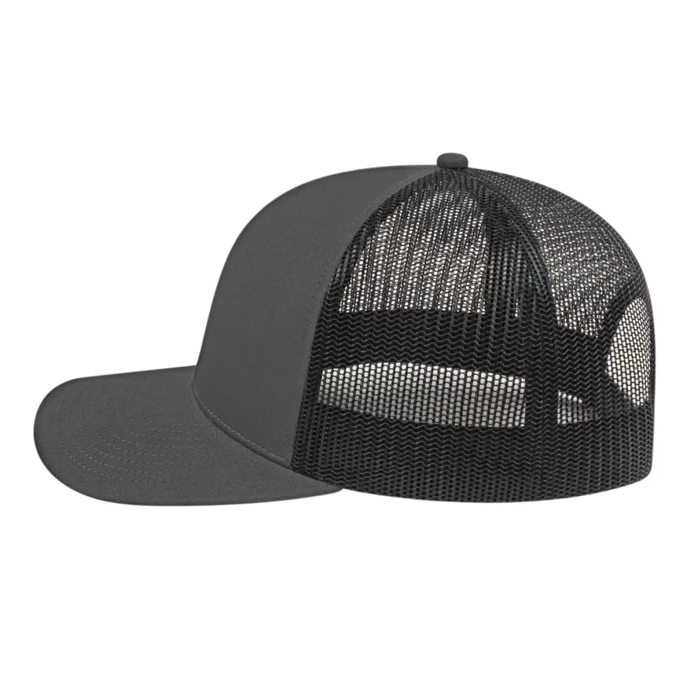 Casquette de camionneur en poly/coton avec filet à l'arrière.