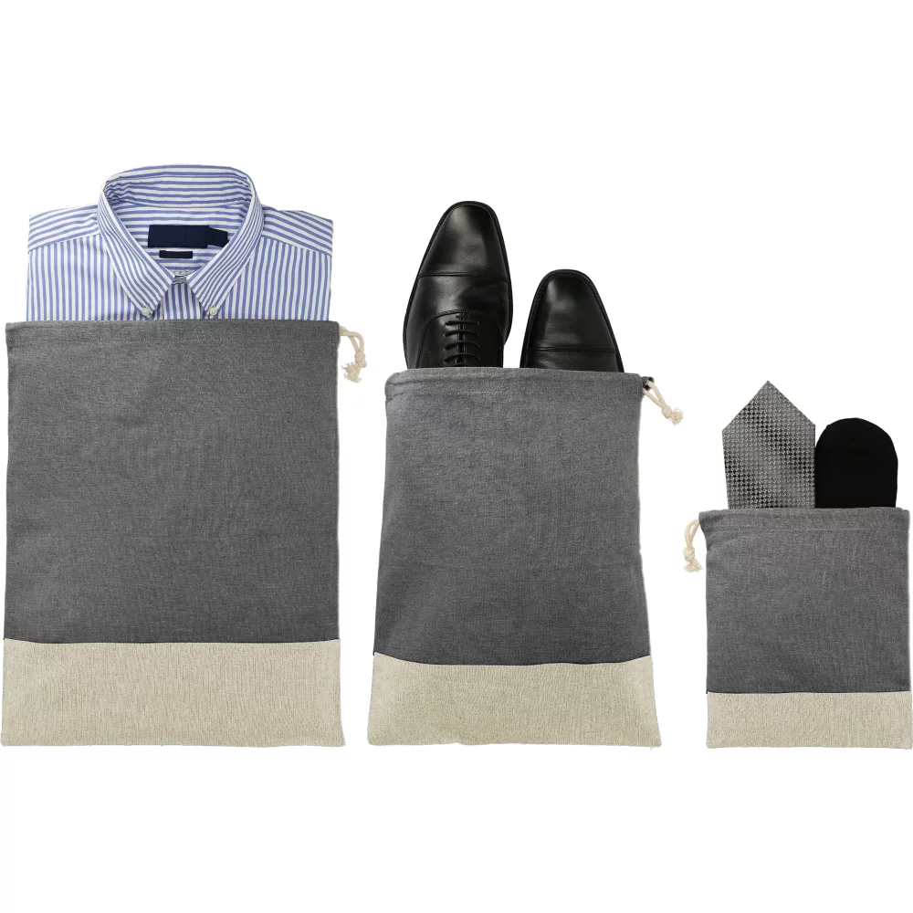 Ensemble de trois pochettes de voyage recyclées.