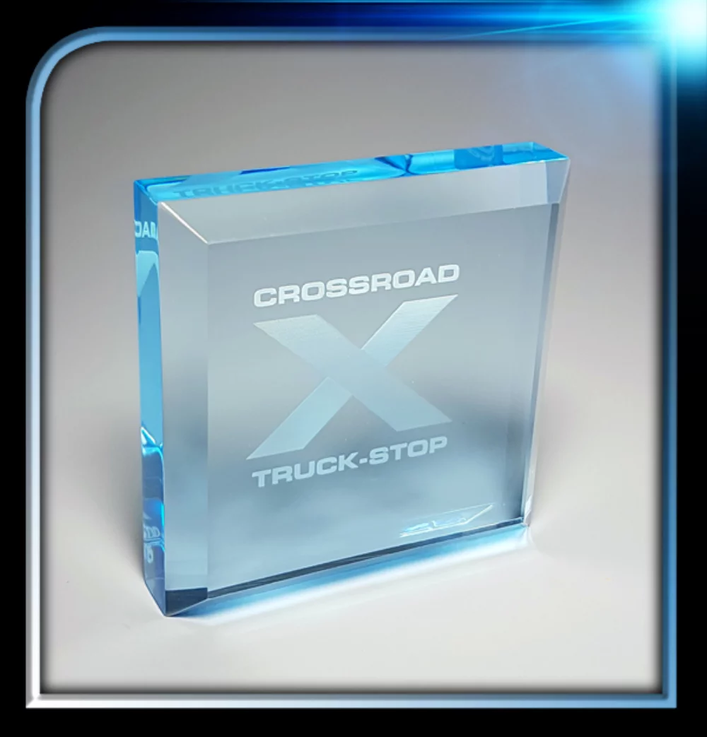 Presse-papiers carré en acrylique bleu de la série Corporate avec biseau sur le dessus (3"x3"x3/4")