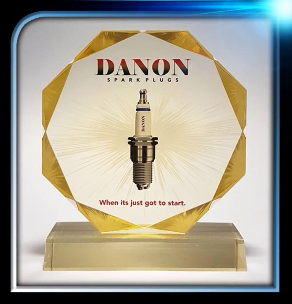 Prix de la série Executive en or avec bordure facettée et base (6" de diamètre x 3/4")