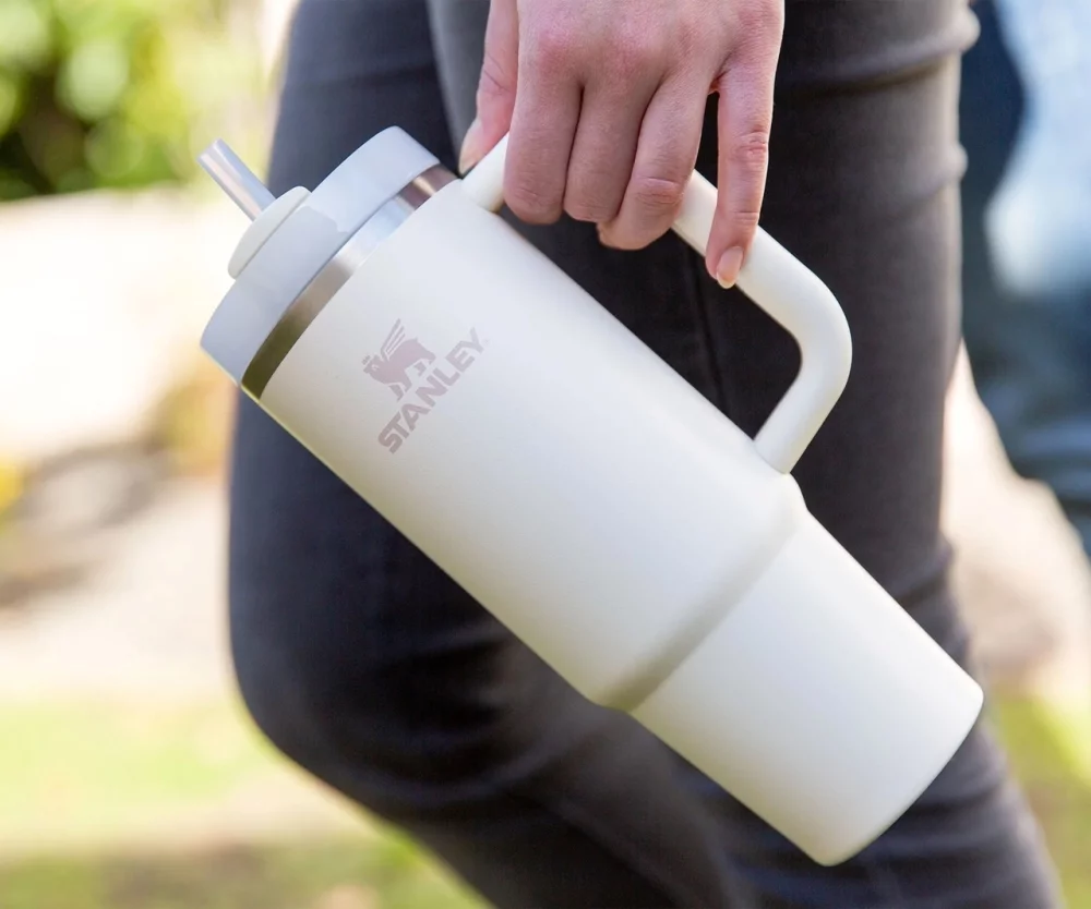 Gobelet Stanley® Quencher H2.0 Flowstate™ 30 oz, crème - Gravé