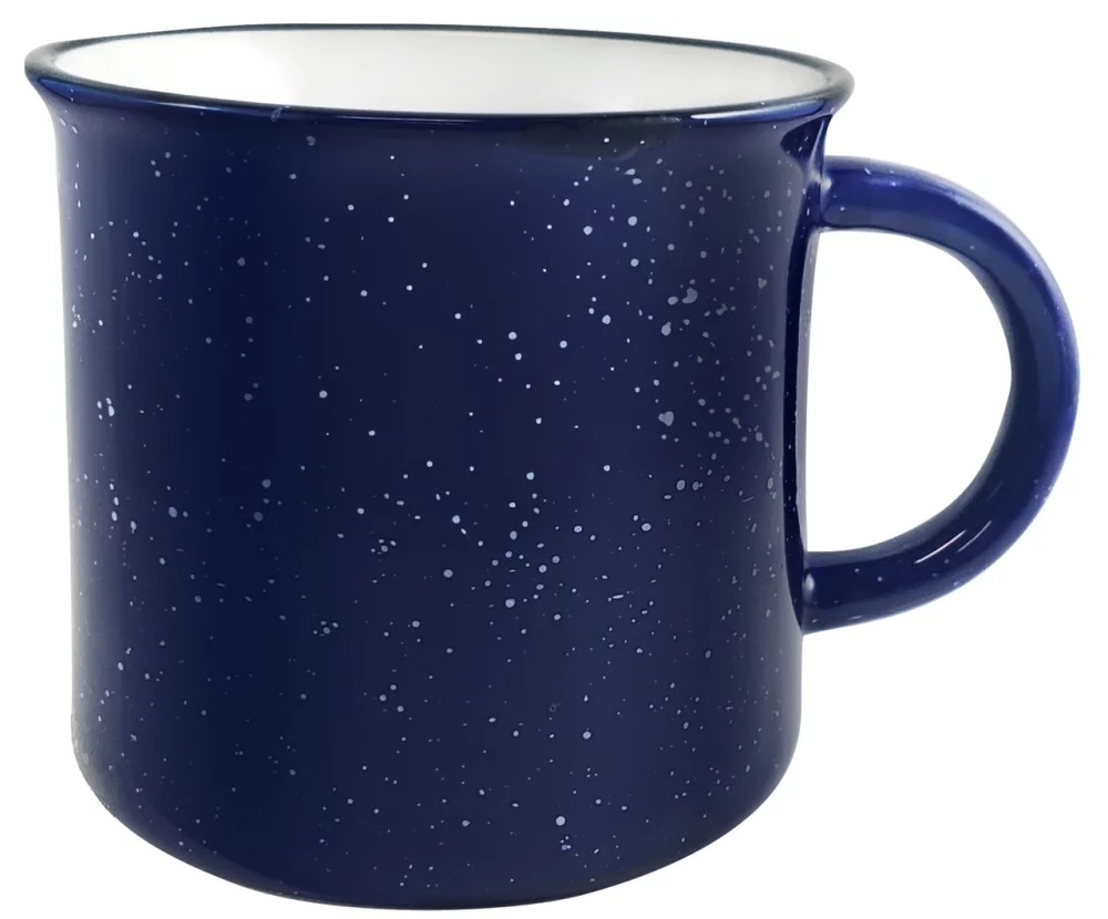 Tasse de 16 oz en cobalt/blanc pour feu de camp avec bordure noire usée et taches blanches dans une boîte cadeau Ripple.