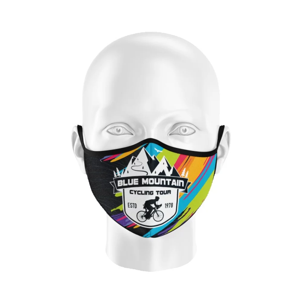 Masque facial à 3 couches avec élastiques autour des oreilles.