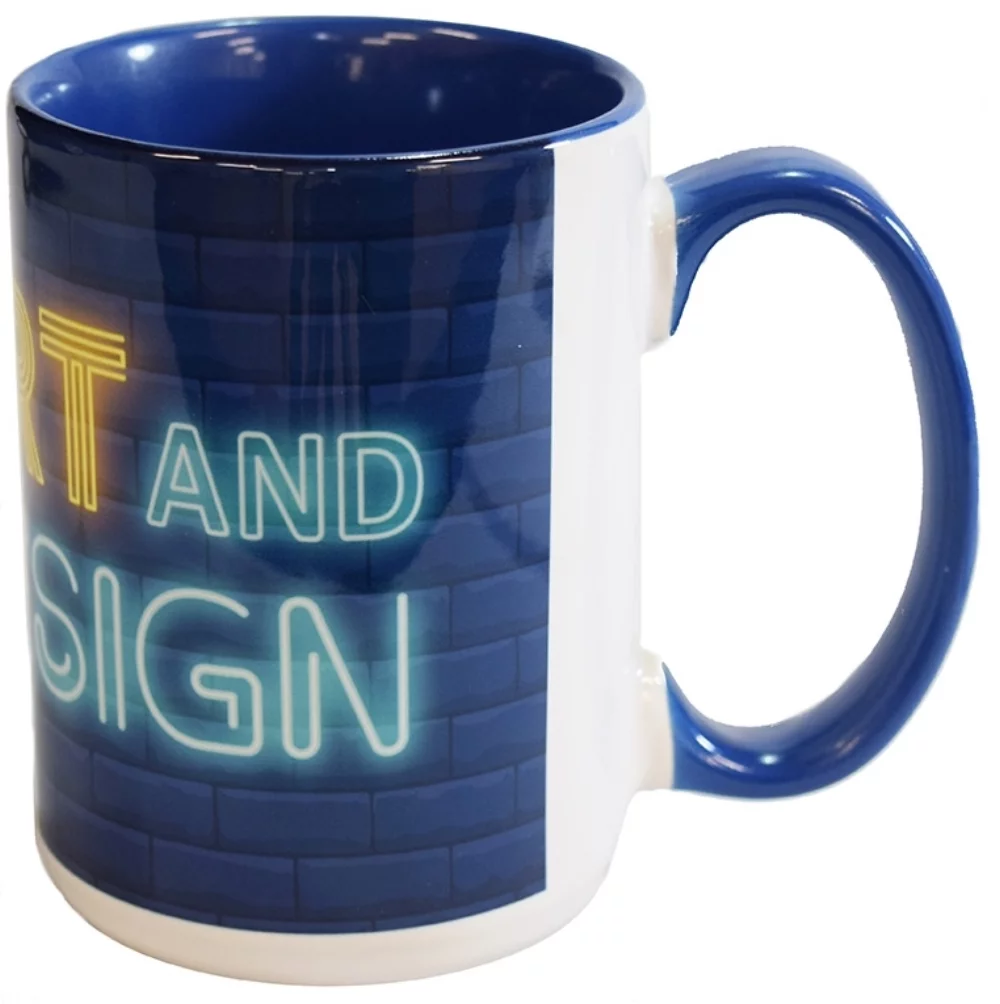 La tasse de sublimation Full Hinton 14oz 2 tons blanc/bleu dans une boîte cadeau marron ondulée.