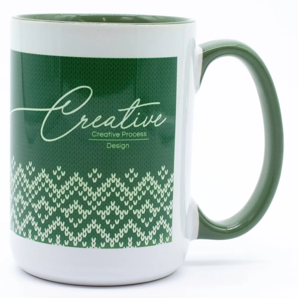 La tasse de sublimation Full Hinton 14 oz 2 tons blanc/vert dans une boîte cadeau marron ondulée.