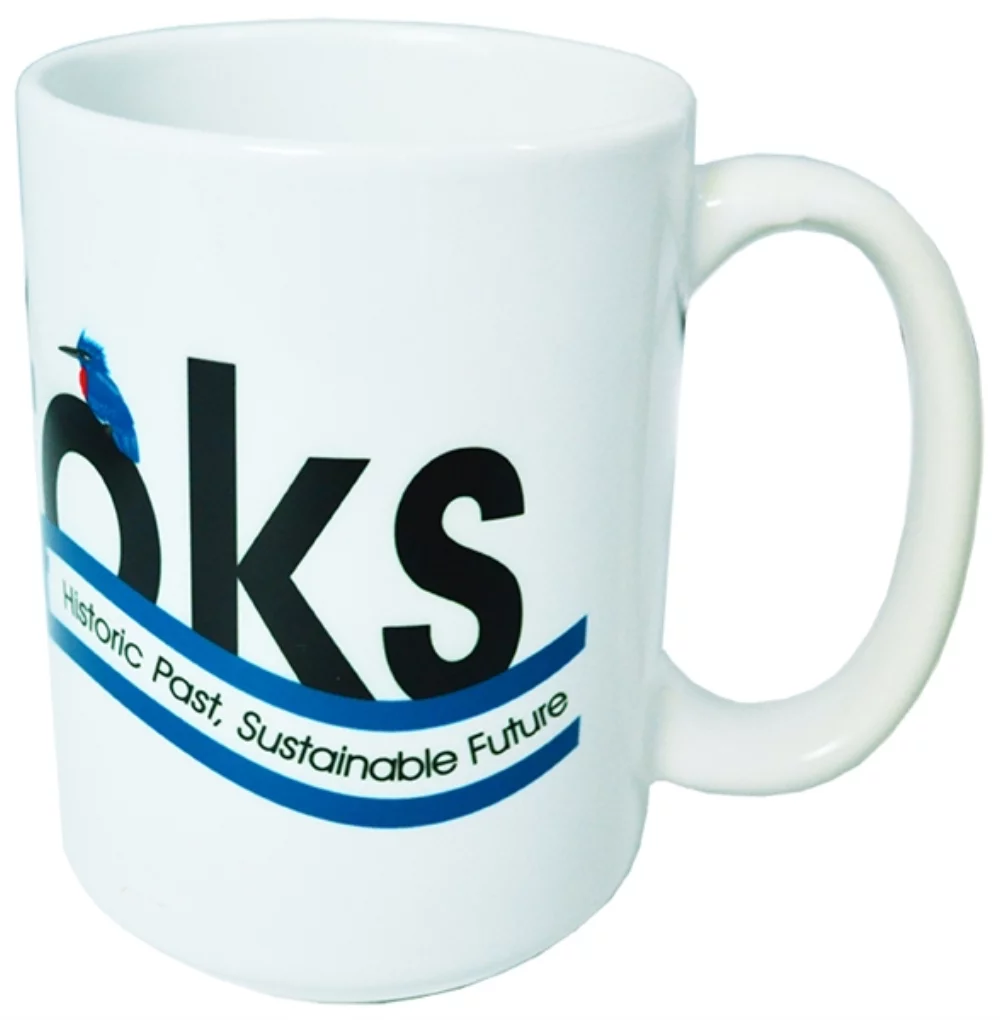 Tasse de sublimation blanche Hinton 14 oz dans une boîte cadeau marron ondulée
