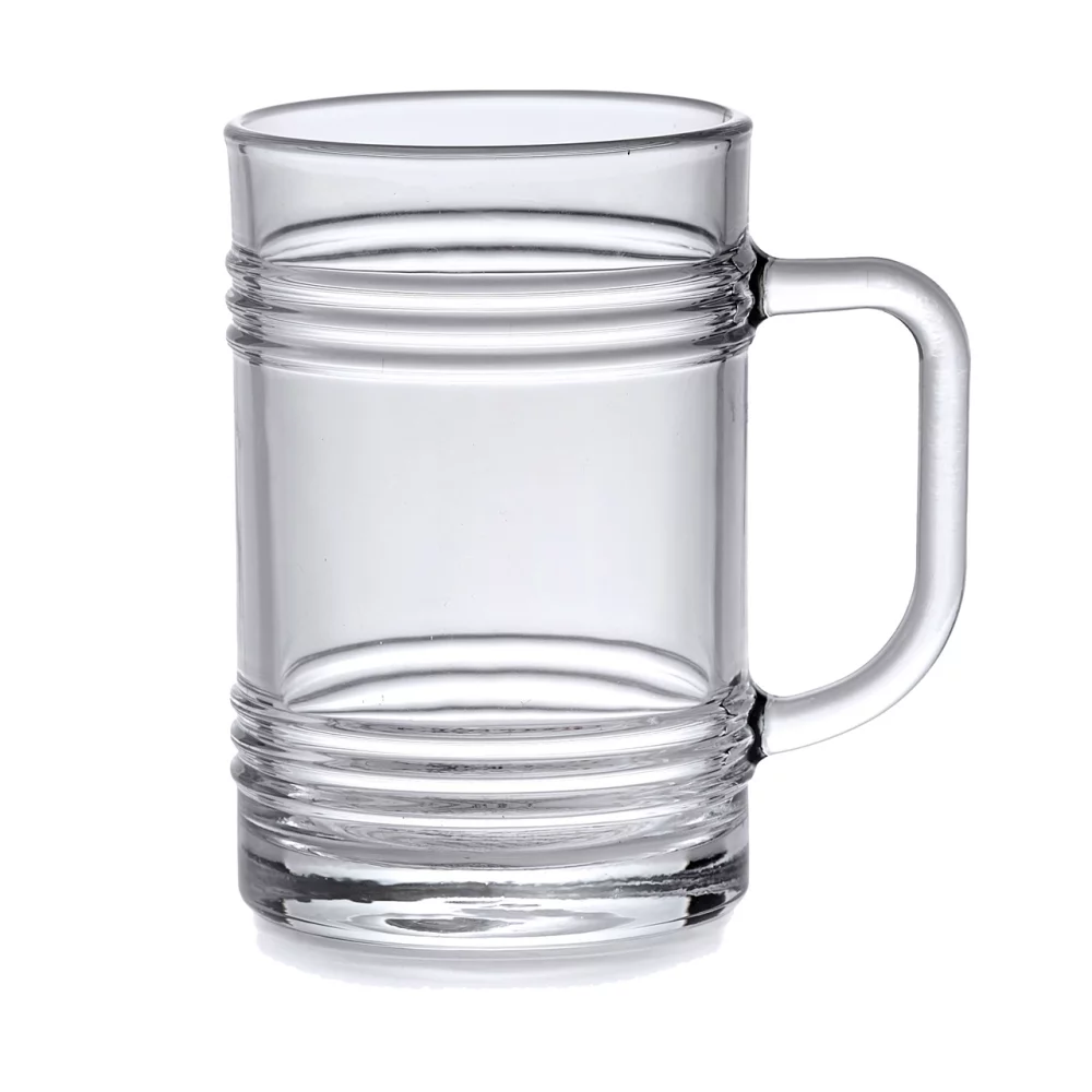 Bière en canette 13,5 oz dans une chope en verre transparent avec anse.