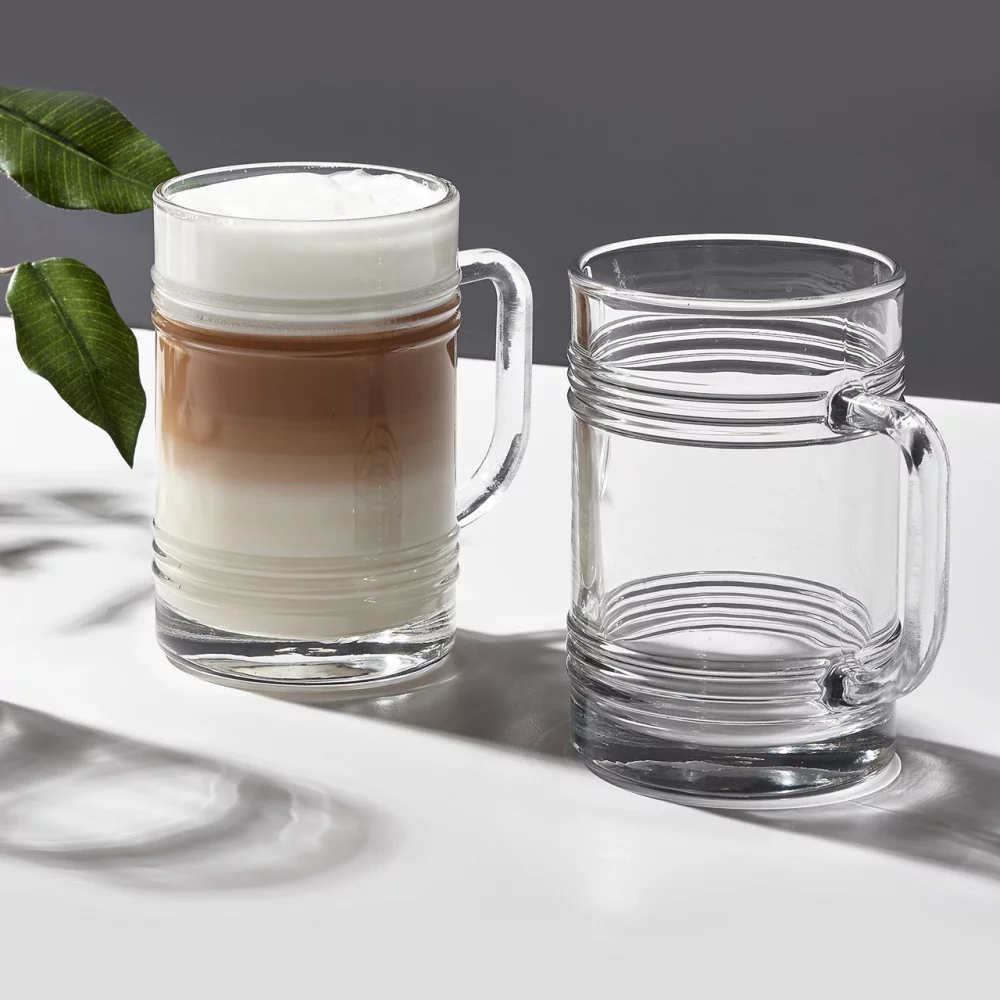 Bière en canette 13,5 oz dans une chope en verre transparent avec anse.