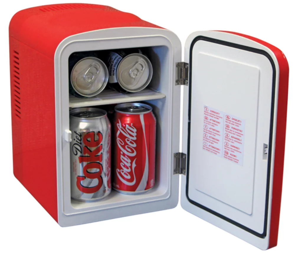 Réfrigérateur Coca-Cola de taille personnelle avec 6 canettes.
