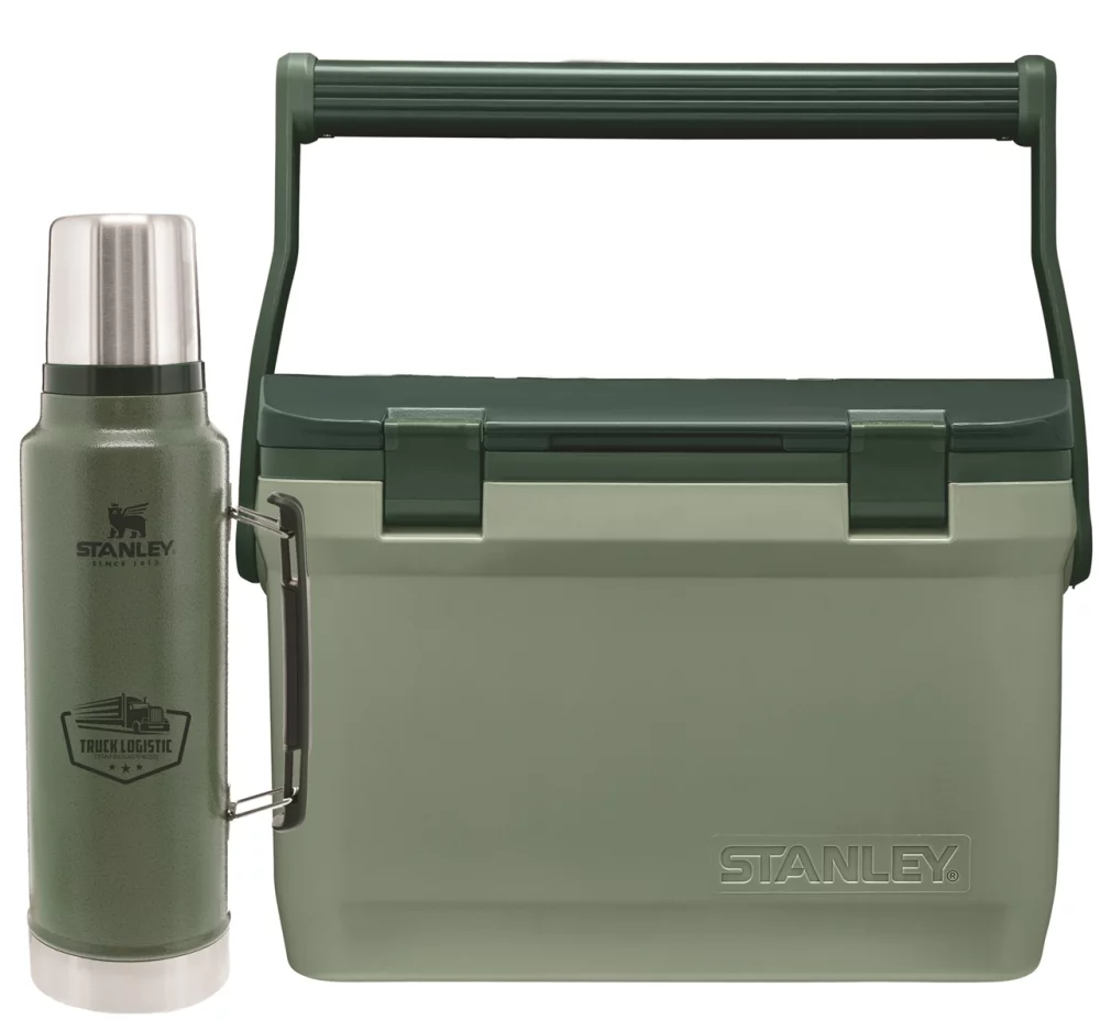 Ensemble Stanley® - Bouteille isotherme Hammertone Green 1,5 litres et glacière Adventure Light Green 16 litres.