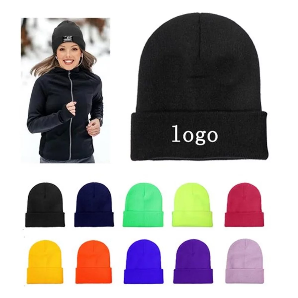 Bonnet tricoté uni brodé sur mesure