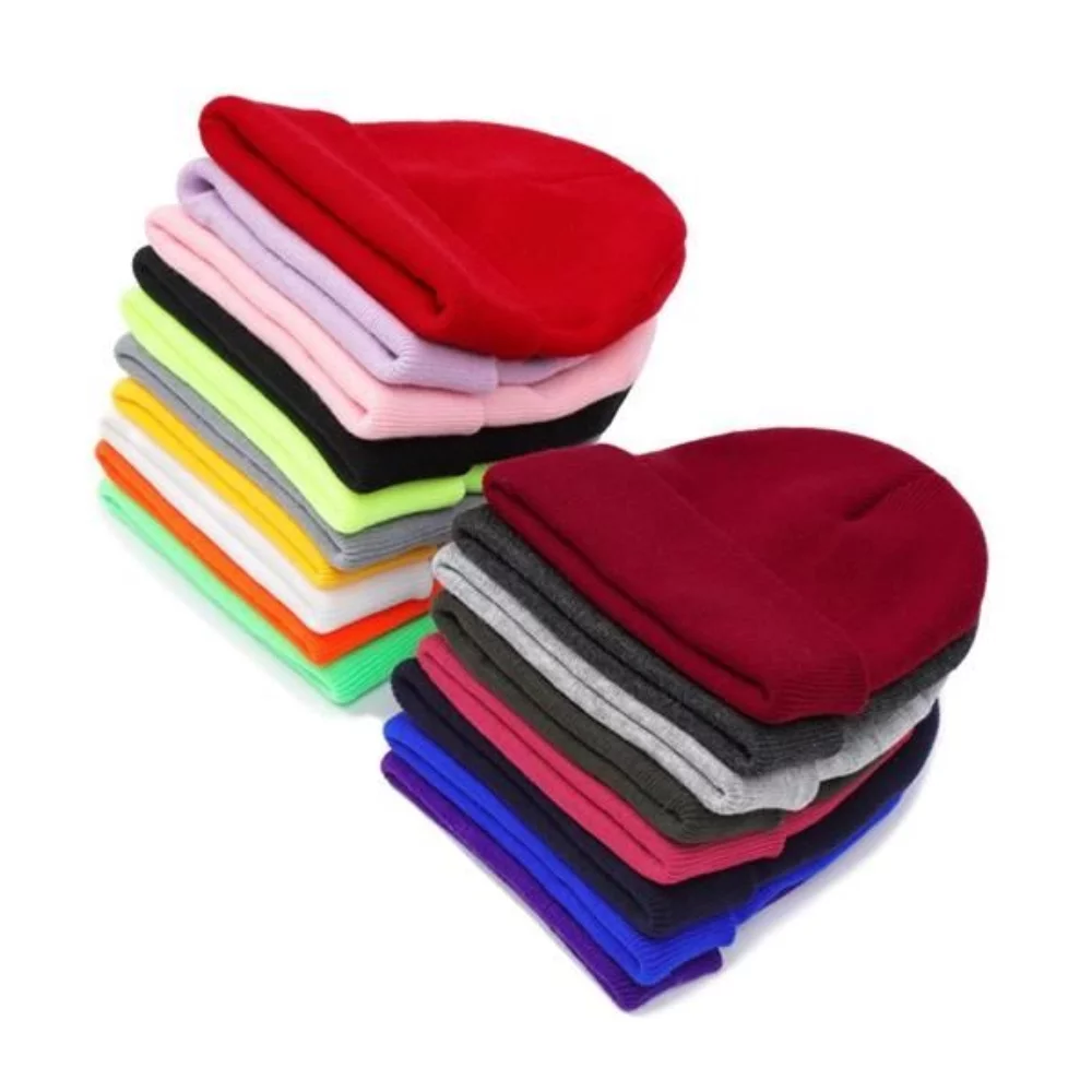 Bonnet tricoté uni brodé sur mesure