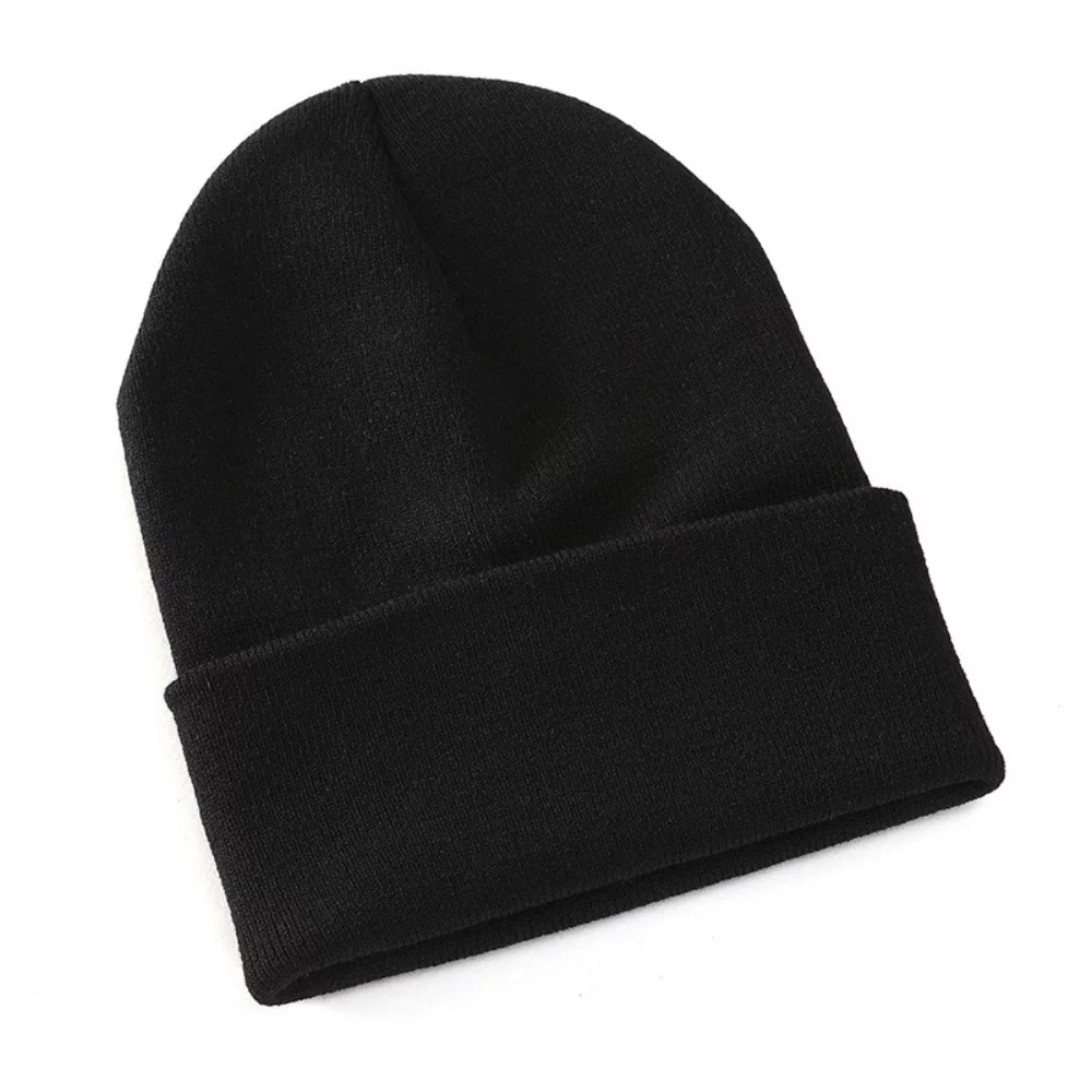 Bonnet tricoté uni brodé sur mesure