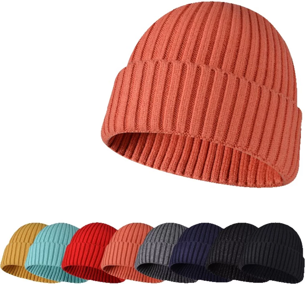 Bonnet en tricot côtelé épais brodé sur mesure