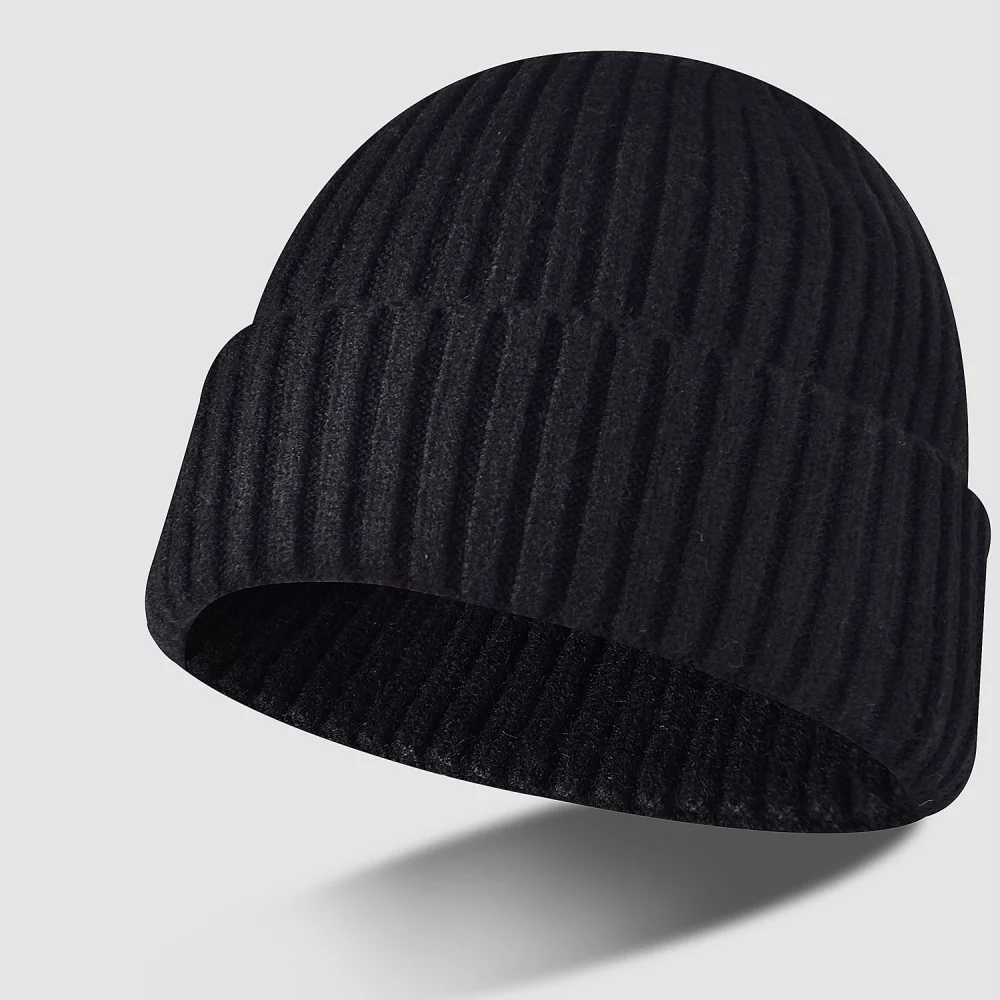 Bonnet en tricot côtelé épais brodé sur mesure