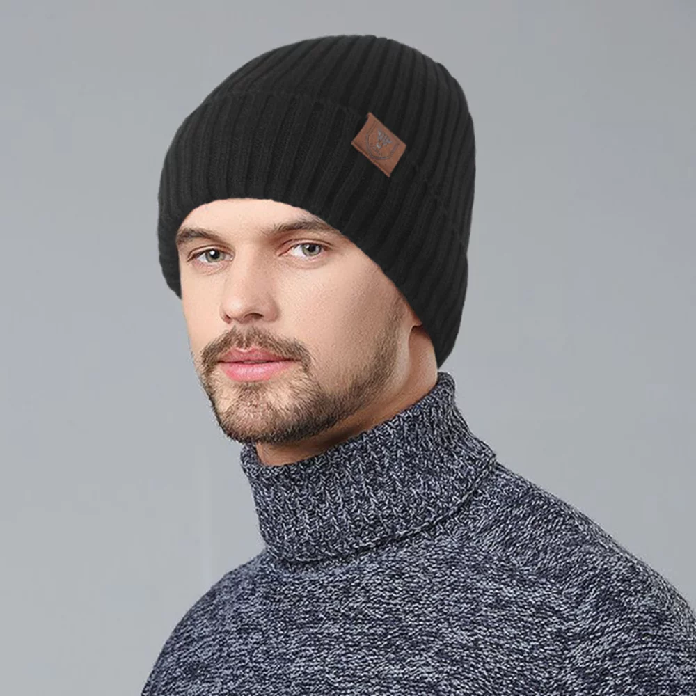 Bonnet en tricot côtelé épais brodé sur mesure
