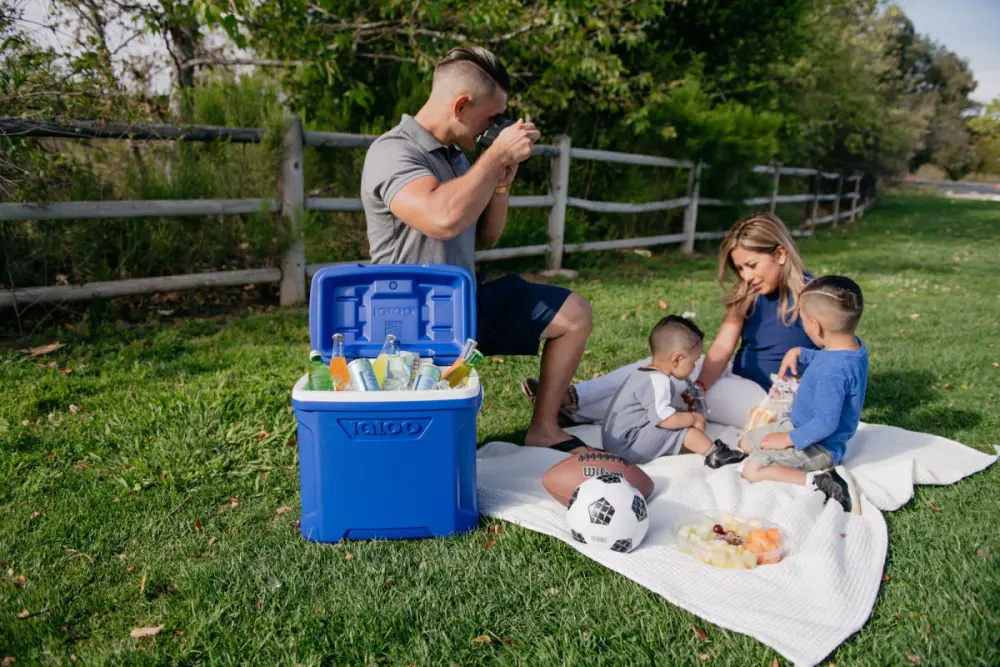 Igloo® Profile II 28 Qt Roller Cooler - Blanc-Bleu Majestueux