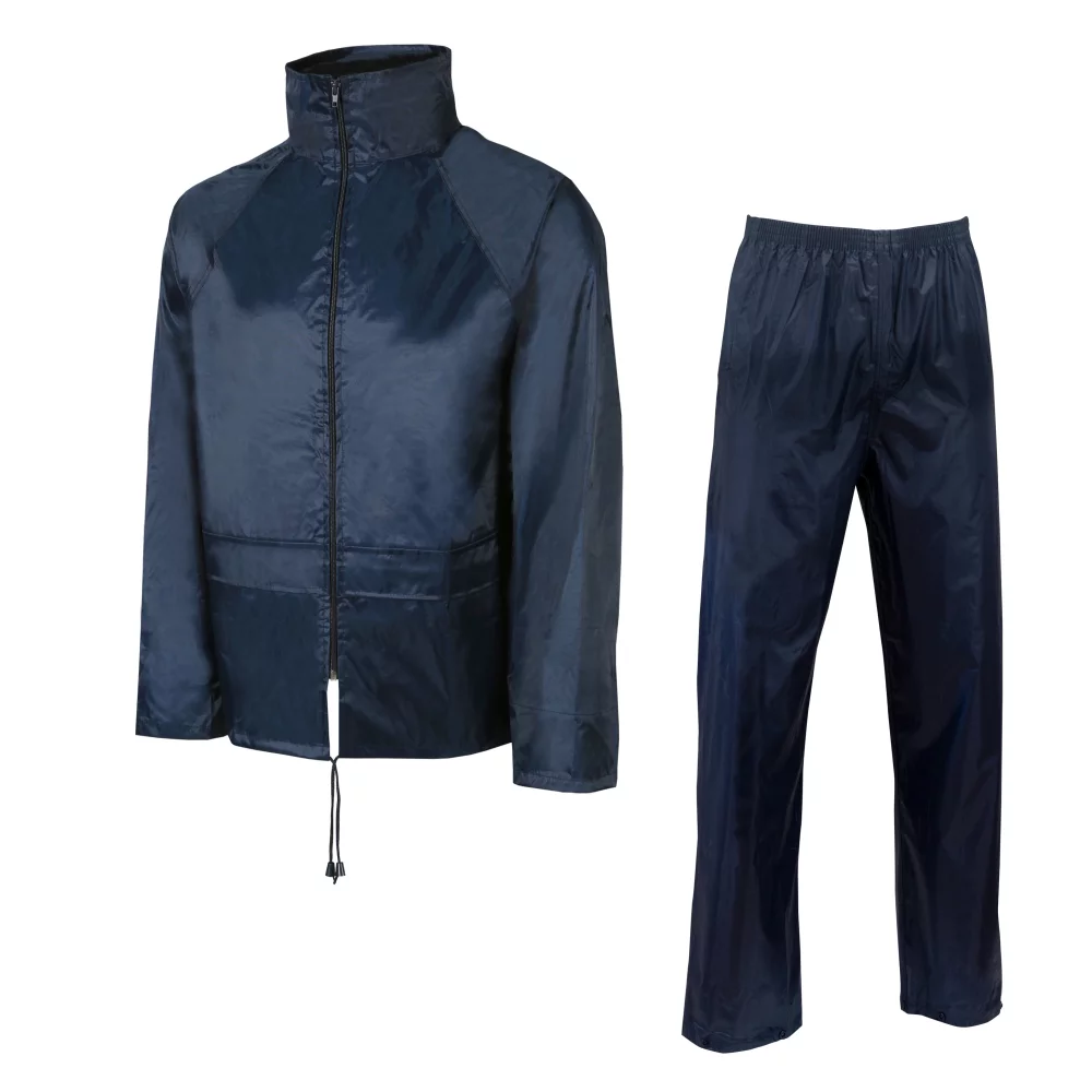 Ensemble de pluie pour adulte en polyester, comprenant une veste et un pantalon.