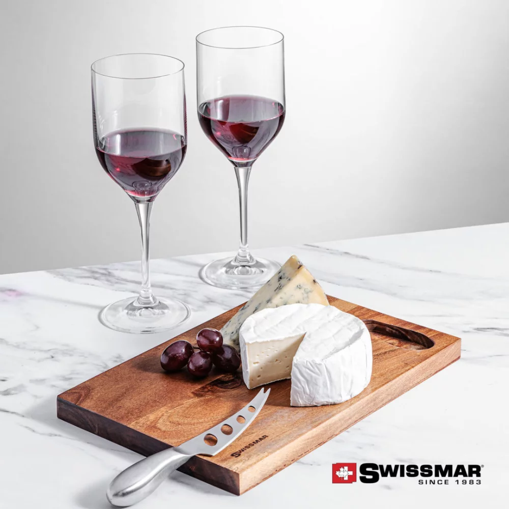 Planche en acacia Swissmar® et 2 verres à vin Belmont.
