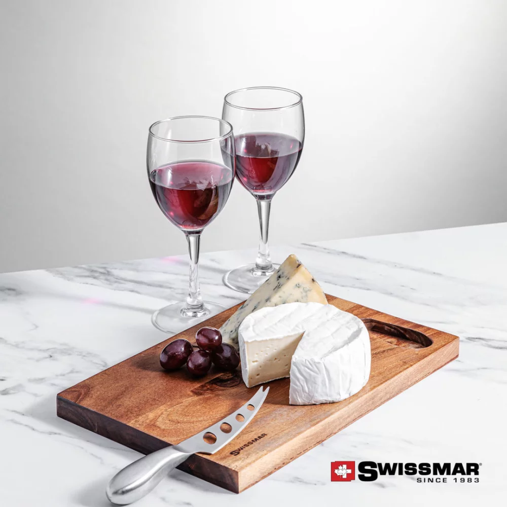 Planche en acacia Swissmar® et 2 verres à vin Carberry.