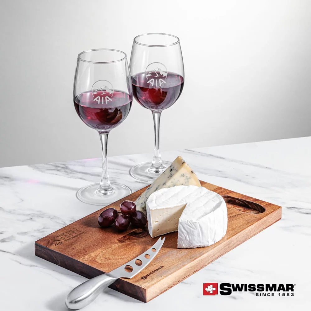 Planche Swissmar® en acacia et 2 verres à vin Connoisseur.