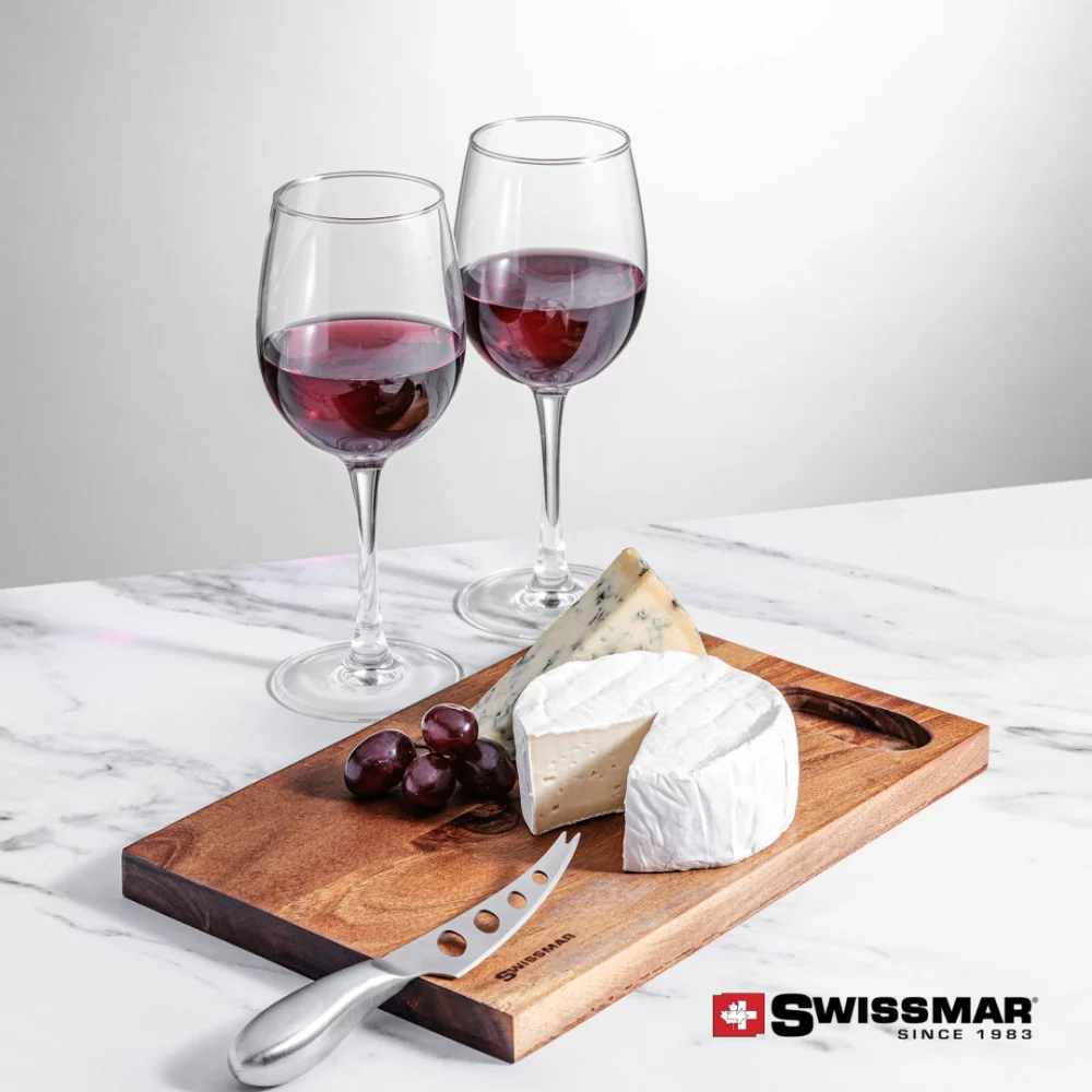 Planche Swissmar® en acacia et 2 verres à vin Connoisseur.