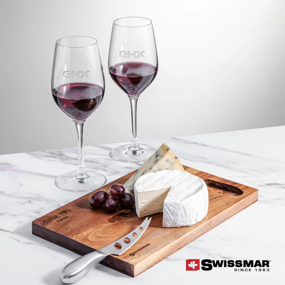 Planche en acacia Swissmar® et 2 verres à vin Lethbridge.