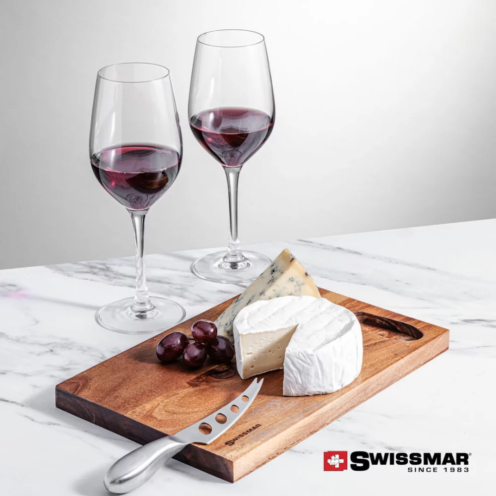 Planche en acacia Swissmar® et 2 verres à vin Lethbridge.