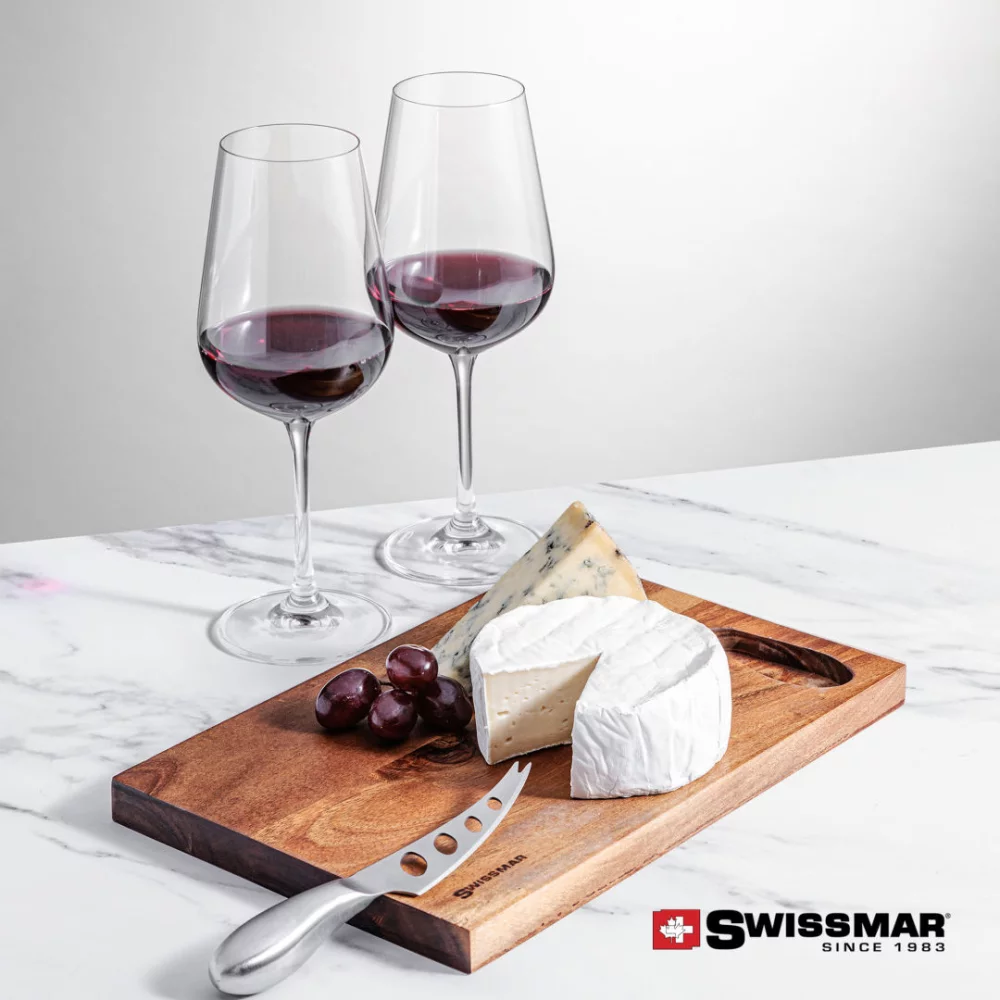 Planche Swissmar® en acacia et 2 verres à vin Laurent.