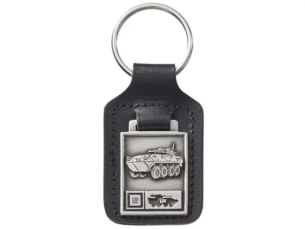 Porte-clés rectangulaire large en cuir reconstitué avec breloque en métal.