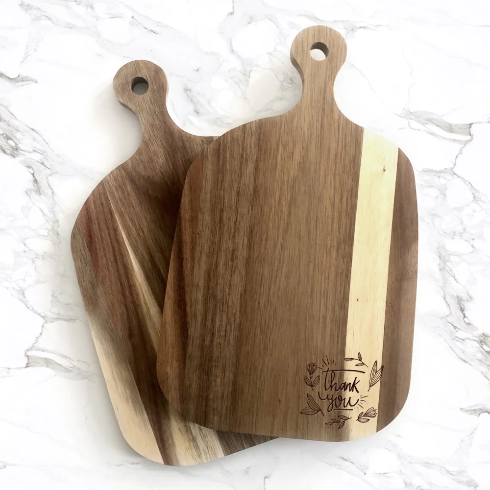 Planche en bois d'acacia avec poignée