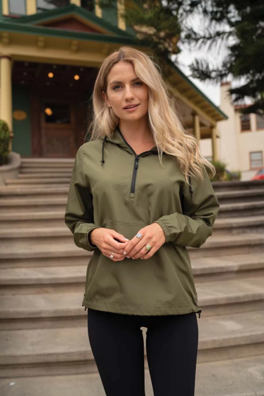 Veste coupe-vent unisexe à quart de zip légère de la marque Independent Trading Co.