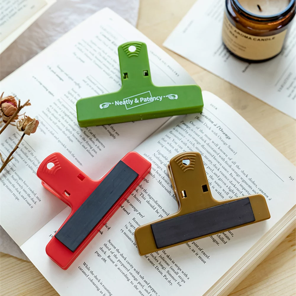 Clip en plastique magnétique