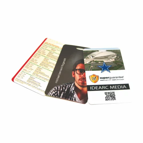 Carte en carton laminé économique 3,5" x 5" avec cordon - 10 mil