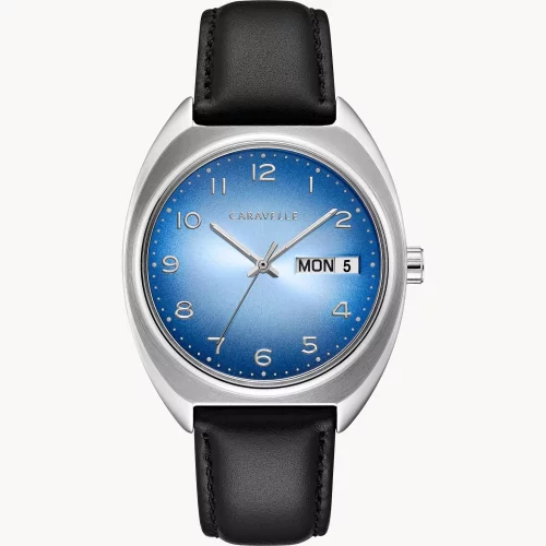 Montre rétro pour homme de la collection Caravelle® avec bracelet en cuir noir.