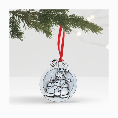 Décoration en stock (diamètre de 2" - Enfants construisant un bonhomme de neige)