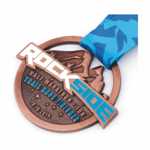 Médaille en 3D avec découpe et émail doux