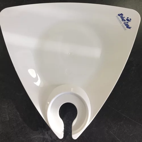 Assiette triangulaire blanche avec support pour verre à vin