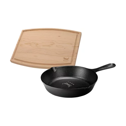 Ensemble cadeau Lodge® comprenant une poêle de 8 pouces et une planche à découper en forme d'arche de 12 pouces.