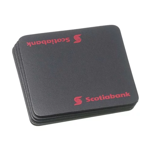 Ensemble de 4 dessous de verre carrés en cuir synthétique.