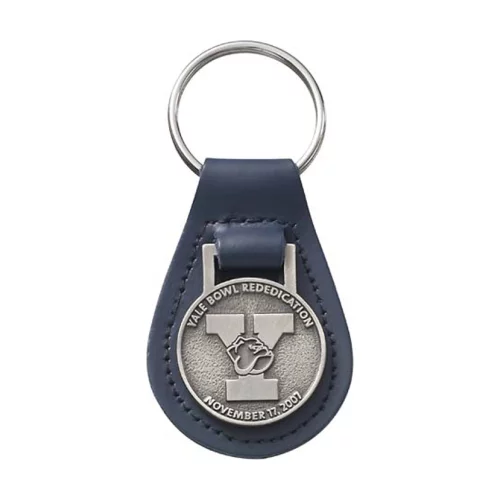 Petit porte-clés en cuir lié avec médaillon en métal.