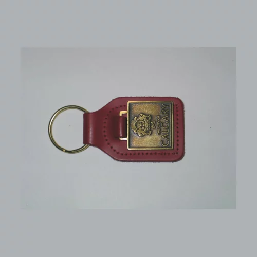 Étiquette de clé rectangulaire en cuir pleine fleur avec porte-clés en métal et médaillon.