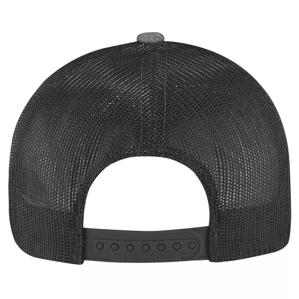 Casquette en polyester chiné et en maille douce en nylon.