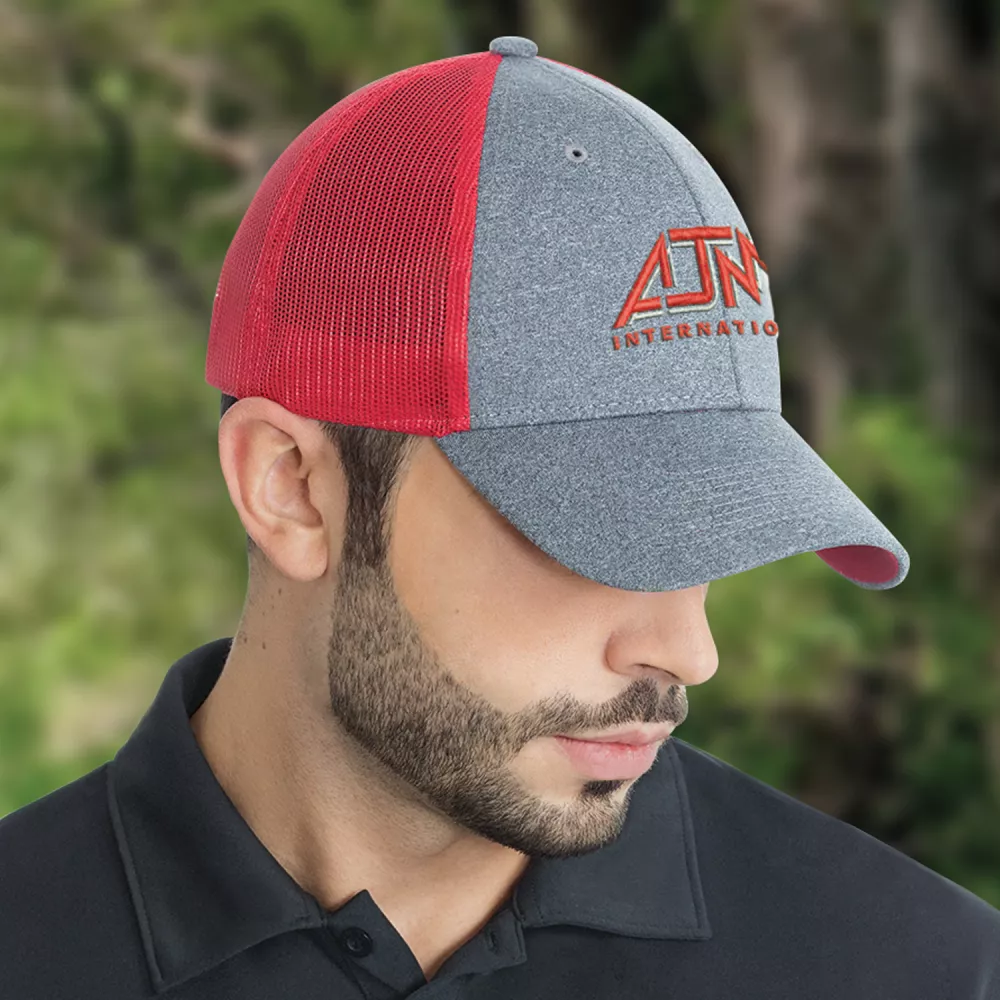 Casquette en polyester chiné et en maille douce en nylon.
