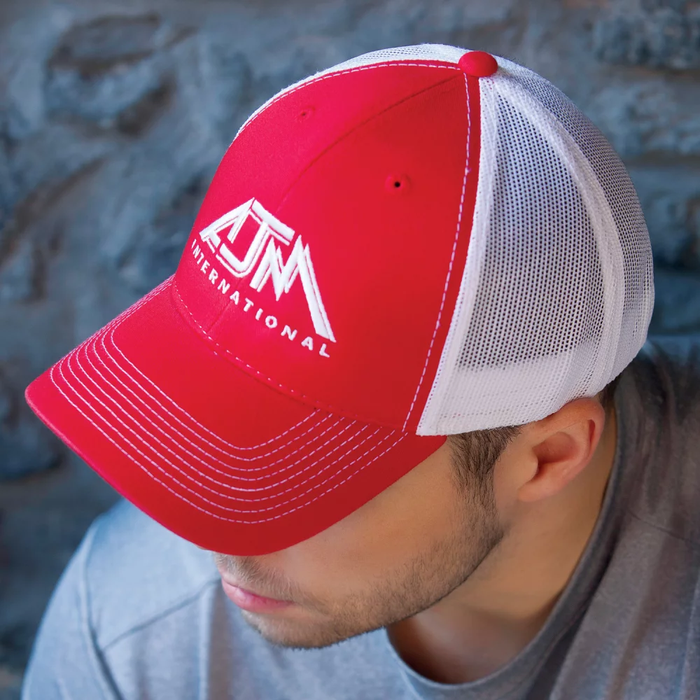 Casquette en nylon souple avec coutures contrastées et dos en maille blanche.